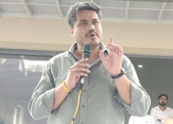 निवडणूक येताच शेवटच्या मंत्रिमंडळ बैठकीत भावना जागृत होऊन गोमातेला राज्यमाता घोषित करण्याचा साक्षात्कार होणाऱ्या या सरकारच्या भावना गोमाता अडचणीत असताना कुठे जातात ? रोहित पवार