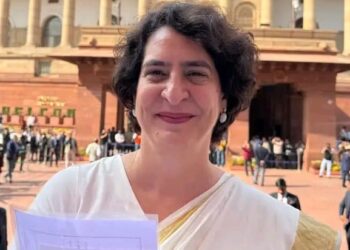 आपली राज्यघटना ही लोकांच्या हक्कांचे संरक्षण करणारी ढाल आहे. त्याचे रक्षण करणे हे आपल्या सर्वांचे कर्तव्य आहे. आम्ही आमचे कर्तव्य पूर्ण निष्ठेने पार पाडू:प्रियांका गांधी