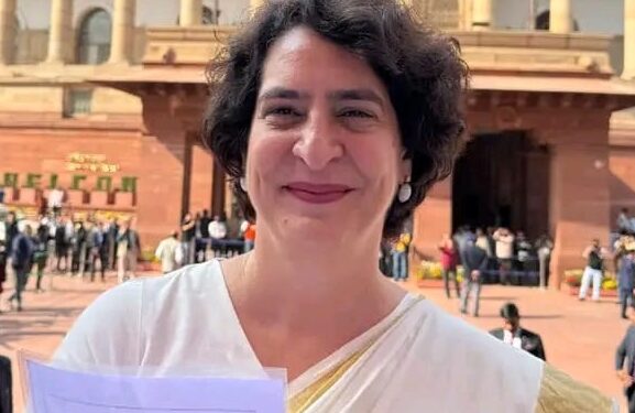 आपली राज्यघटना ही लोकांच्या हक्कांचे संरक्षण करणारी ढाल आहे. त्याचे रक्षण करणे हे आपल्या सर्वांचे कर्तव्य आहे. आम्ही आमचे कर्तव्य पूर्ण निष्ठेने पार पाडू:प्रियांका गांधी