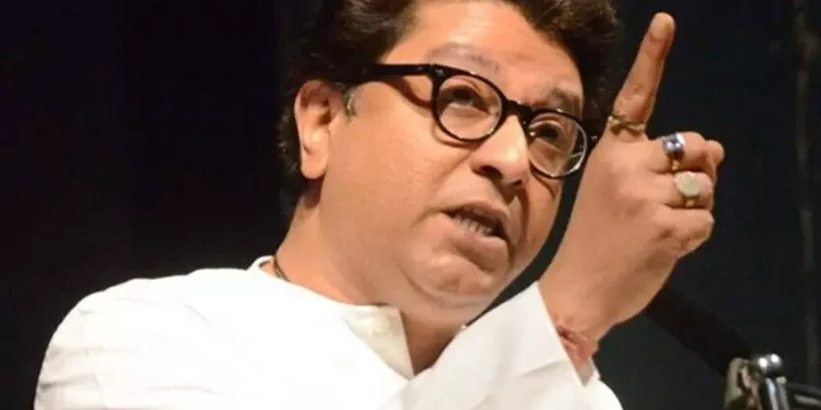 मुंबईत रोज प्रवासी जखमी होत आहेत आणि तरीही कोणाला काहीही देणं घेणं नाही.मुंबई रेल्वेसाठी एक वेगळं महामंडळ हवं, ही मागणी गेले कित्येक वर्षांपासून केली जात आहे.पण आजपर्यंत एकाही सरकारने या मागणीकडे लक्ष दिलं नाही: राज ठाकरे