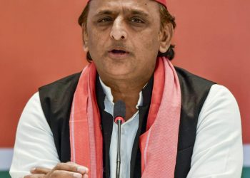 भाजप रूढीवादी आहे आणि त्यांना माहिती आहे की एक सुशिक्षित व्यक्ती प्रश्न उपस्थित करते, तो फुटीर राजकारणाला विरोध करतो, म्हणूनच शाळा जितक्या कमी असतील तितका भाजपचा विरोध कमी होईल असं त्यांना वाटत: अखिलेश यादव