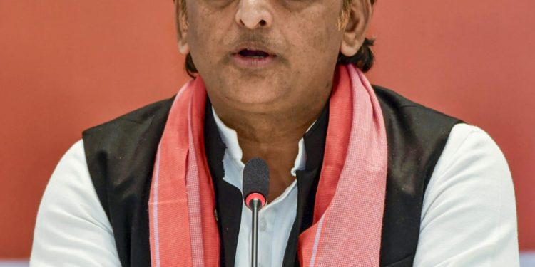 भाजप रूढीवादी आहे आणि त्यांना माहिती आहे की एक सुशिक्षित व्यक्ती प्रश्न उपस्थित करते, तो फुटीर राजकारणाला विरोध करतो, म्हणूनच शाळा जितक्या कमी असतील तितका भाजपचा विरोध कमी होईल असं त्यांना वाटत: अखिलेश यादव