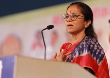 रुपयाची किंमत घसरत असताना त्या देशाच्या पंतप्रधानाची सुद्धा त्यामुळे पत घसरते ,मात्र आज तुम्ही बघा डॉलर च्या तुलनेत रुपयाची काय स्थिती आहे: सुप्रिया सुळे