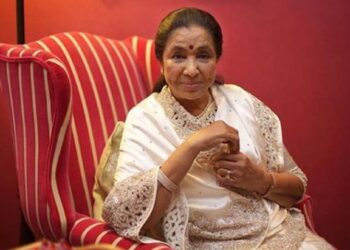 सुप्रसिद्ध गायिका आशा भोसले जी यांचं आज निधन झालं त्यांनी आपल्या सुमधुर गायनाने अनेको वर्षे संगीत रसिकांचा मनावर आपली छाप सोडली होती