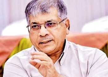 जर आरएसएस ने अनुसूचित जातींमध्ये फूट पाडणे बंद केले नाही तर यावेळी हा समाज विचार करणार नाही आणि ना बघणार आणि ना आंदोलनाची परवानगी घेणार आणि थेट संघाचा कार्यालयासमोर येऊन आंदोलनाला बसणार: प्रकाश आंबेडकर