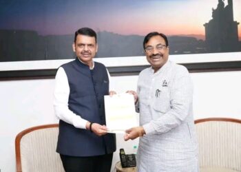 आमदार श्री. सुधीर मुनगंटीवार यांनी आज मुख्यमंत्री देवेंद्र फडणवीस यांची भेट घेऊन त्यांचा मतदार संघातील शेतकऱ्यांची विविध प्रश्न मुख्यमंत्र्यांसमोर मांडली
