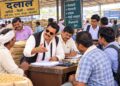 कोणाचा फायदा होवो ना होवो मात्र दलालांचा फायदा ठरलेला असतो. कुठून कुठून त्यांना फायदा होईल हे त्यांच त्यांना माहिती असत.