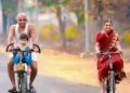 समाजसेवक डॉ .प्रकाश आमटे आणि डॉ .मंदाकिनी आमटे यांची पहाटे पहाटे ची सायकल सफर तंदरुस्त राहण्यासाठी व्यायाम करणे आवश्यक आहे असा तरुणांना संदेश