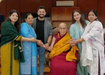 भारतीय खेळाडू सुरेश रैना याची , तिबेटी धर्मगुरू दलाई लामा यांचाशी भेट!