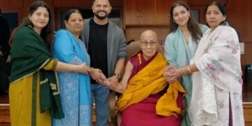 भारतीय खेळाडू सुरेश रैना याची , तिबेटी धर्मगुरू दलाई लामा यांचाशी भेट!