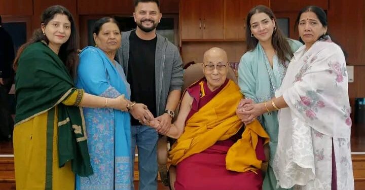 भारतीय खेळाडू सुरेश रैना याची , तिबेटी धर्मगुरू दलाई लामा यांचाशी भेट!